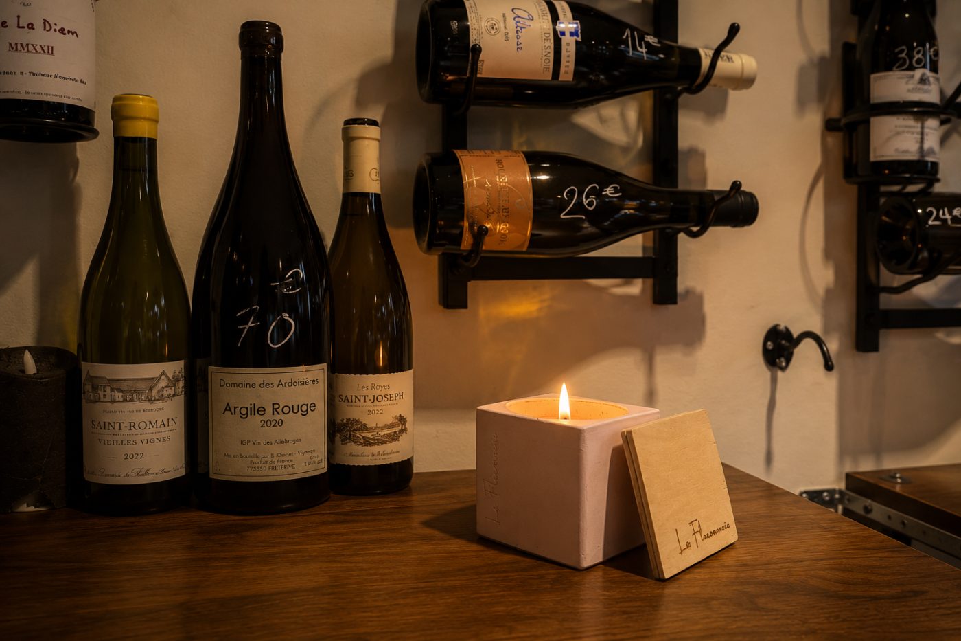 La bougie Signature posée dans la cave à vins de La Flaconnerie, à Divonne-les-Bains